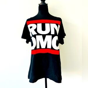 AO LA by Alice + Olivia RUN DMC oversized
Off the shoulder tee. Excellent cond